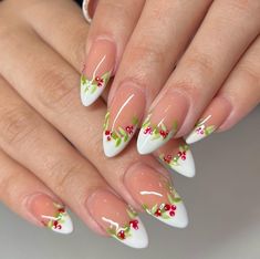 Les couronnes appartiennent à tous - Adorables ongles de Noël à presser, élégants ongles français pour les fêtes de fin d'année. (Amande moyenne illustrée). La forme et la taille du modèle peuvent varier légèrement ! Indiquez la taille/les mesures de vos ongles dans la section Notes ou dans les messages. Kit de préparation inclus avec chaque presse achetée (1 colle à ongles Makartt, 1 bâton en bois, 1 bloc à polir, 1 lime à ongles, 2 tampons imbibés d'alcool, 1 feuille de gelée et 1 paquet de lotion pour les mains) ! Feuille d'instructions également incluse <3. Les cadeaux incluent de jolis bijoux, des autocollants tendance, du nail art, des breloques pour les ongles, des cristaux et plus encore ! Des cadeaux plus grands tels que des statues et des épinglettes s'appliquent pour les command Christmas Holly Nails, Holly Nails, Christmas Nails Simple, Year Nails, Xmas Design, Art 2024, Nails Simple, Winter Nail