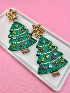 Gorgeous Christmas tree earrings complete with jeweled ornaments and topped with a star! Earrings are nickel-free, surgical steel with felt-back making them very lightweight and great for all-day wear! Holiday Beaded Jewelry, Christmas Card Outfits, Jeweled Ornaments, Classic Christmas Tree, Holiday Beading, Jewelry Christmas Tree, Star Tree, Christmas Tree Inspiration, Tree Earrings