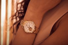 Montre Bulova Modèle 97L172 Avec un raffinement inégalé et un design intemporel, cette nouvelle montre pour femme Bulova de la collection Sutton rehaussera votre style. Le boîtier en acier inoxydable doré est magistralement fini par polissage et brossage, avec un verre saphir bombé pour une clarté idéale. Le superbe cadran en nacre présente un motif gravé avec des index et des aiguilles dorés polis. Encadré par un anneau doré, un guichet à 7 heures offre une vue sur le cœur battant du mouvement