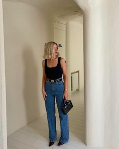 fonte : de seu Threads @laurajadestone Blue Jeans Outfit Summer, Dark Washed Jeans Outfit, Dark Blue Jeans Outfit, Dark Jeans Outfit, Chic Business Casual, Blue Jean Outfits, Business Casual Outfits For Work, Minimalistic Style