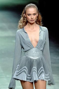 Runway Fashion Couture Inspiration, 60s Runway Fashion, Yellow Runway Fashion, Purple Runway Fashion, 70s Runway Fashion, 2000s Runway Fashion, Makeup Runway, Runway Fashion Vintage, Runway Fashion Dresses