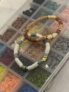 Homemade Braclet Inspiration, Clay Bead Aesthetic Ideas, Everyday Clay Bead Bracelet Ideas, Flat Bead Bracelet Color Combos, How To Attach A Clasp To A Clay Bead Bracelet, Earthy Clay Bead Bracelet, Clay Beeds Idea, Bracket Inspo Clay Beads, Clay Bead Bracelet Ideas Boyfriend