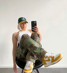 Yellow Dunks, Nike Dunks Outfit Woman, Sneakerhead Outfits, Nike Dunks Outfit, Dunks Outfit Woman, Black Men Street Fashion, Men Street Fashion, Effortlessly Chic Outfits