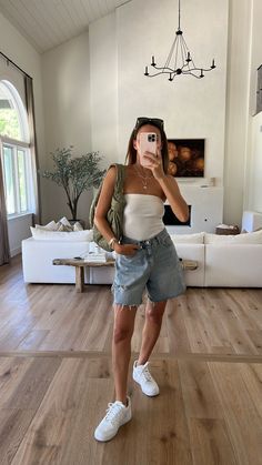 White Top Denim Shorts, Denim Shorts White Top, Shorts And Tube Top Outfits, Jean Shorts Street Style, Summer Outfits At Home, Tube Top Summer Outfits, White Strapless Top Outfit, How To Style Tube Tops