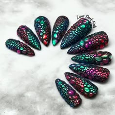 Welcome to LD Nails! 🖤 One set of 10 REUSABLE Press On Nails 🖤 🖤 Made to order in your shape & size 🖤 3D Dragon Scales Press On Nails: each scale is hand sculpted with hard gel! 👉 Please leave custom sizing (if applicable) in the personalization box! No finish options on this one. the nails need to be matte with the glossy scales. Purchase INCLUDES an application kit! It consists of: 🖤 detailed application & removal instructions 🖤 a sealed and sanitary mani kit (100/180 file, buffer block, cuticle pusher) 🖤 2 alcohol pads 🖤 nail tabs or glue (glue is standard, request tabs in the personalization box if you prefer them!) *Only one kit is sent per order. Extra kits and kit contents can be picked up here 👉 https://www.etsy.com/ca/listing/817160463/application-kit-press-on-nails-goth Color Shifting Nails, Cosplay Claws, Dino Nails, Textured Nail Art, Drag Nails