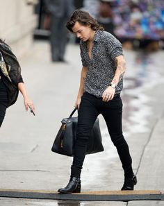 Harry Styles Boots, Harry Styles Outfit, Most Stylish Men, Mens Fashion Edgy, Men Looks, Mens Street Style, Look Cool, Harry Styles, A Man