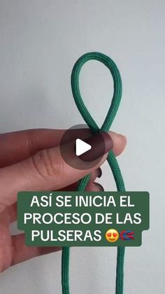 a person holding a green rope with the words asi se inicia el proceso de las pulseras