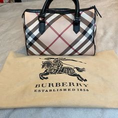 Great Condition Burberry Handbags Classic, Burberry Bucket Bag, Burberry Purse, Burberry Tote, Burberry Vintage, Vintage Burberry, Brown Leather Handbags, Bowling Bags, Burberry Handbags