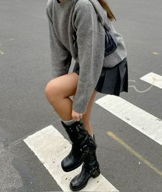 Biker Boots Aesthetic, Engineer Boots Outfit, Buckle Boots Outfit, Moto Boots Outfit, Biker Boots Outfit, Traje Cowgirl, Fall Boots Outfit, Look Adidas, Estilo Indie