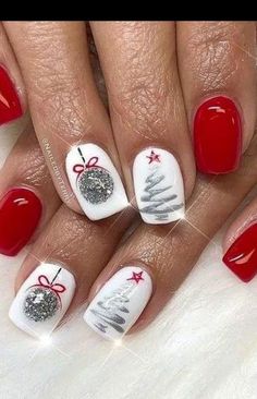 Looking for creative ideas to decorate your nails this holiday season? Simple Christmas nail art ideas are a great way to add a touch of Christmas charm to your look without overcomplicating things. These designs are meant to be simple, yet they capture the festive spirit beautifully.  You can try classic Christmas themes like candy cane stripes, snowflakes, or Christmas trees. A white base with blue snowflakes is elegant and easy to achieve. If you want something more traditional, alternate red Xmas Nail Art, Nails Gold, Tree Nails, Nagel Tips, Cute Christmas Nails, Acrylic Coffin, Cute Gel Nails, Christmas Nails Acrylic