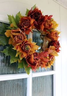 Har sett tidigare höstar att folk gör rosor och kransar av lönnlöv och varit lite sugen patt testa själv men det har inte blivit avMen i år blev det avOch mitt eget tillägg är att jag… Wreath Of Leaves, Autumn Leaves Craft, Autumn Rose, Wall Hanging Crafts, Leaf Crafts, Autumn Crafts