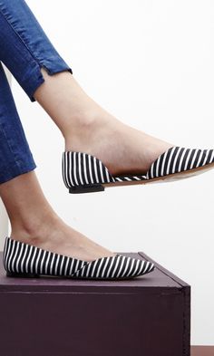 love these <3 Striped Flats, Black Knees, Shoe Closet, Pretty Shoes, Shoe Obsession, Looks Style, Suho, Moda Fashion, Cute Shoes