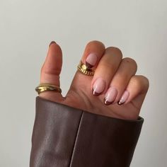 Almond Fall Brown Nails, Autumn Nails Inspo Short, Autumn Tipped Nails, Brown Tip Gel Nails, Chocolate Brown French Tip Almond Nails, Pretty Nail Ideas Almond, Autumn Nails Short French Tip, Brown Tips Nails Short, Autumn Nails Brown French