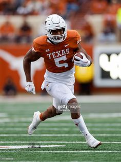 the texas football team running with the ball in his hand during a game against tennessee