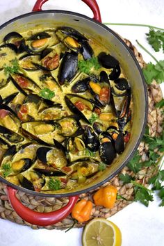 caribbean coconut mussels in a dutch oven Curry Easy, Curry Food, Chili Lime Shrimp, Caribbean Style