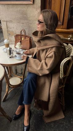 lovisabarkman Brown Coat Outfit, Caramel Coat, Outfit Autumn, Fall Winter Trends, Fashion Vibes, Stockholm Street Style, Outfit Plan, Winter Chic, Brown Outfit