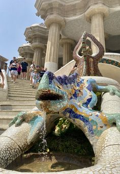 people are walking up and down the stairs in front of an elaborately designed building