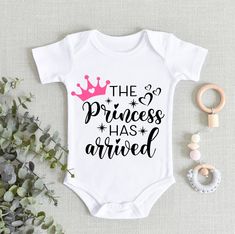 Funny Baby Shower Gifts, Pregnancy Announcement Onesie, Mom Dad Baby, Baby Colors, Gender Neutral Baby Clothes, Gender Neutral Baby, Funny Babies, Baby Announcement, Baby Shower Gift