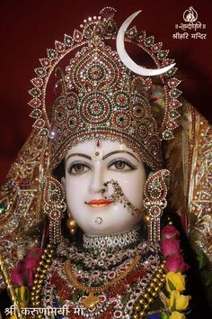 an idol is displayed in front of a red background