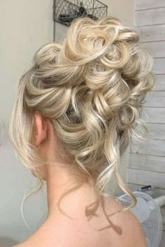 Styling Thick Hair, Bun Look, Perfect Messy Bun, Messy Ponytail, Ponytail Hair Extensions, Hair Stylies, Ponytail Hair, Natural Hair Color, Aesthetic Hair