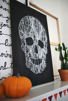 Make this Halloween skull using nails and string. Porta Halloween, Cheap Halloween Diy, Spooky Diy, Cheap Diy Halloween Decorations, Diy Skulls, Diy Daybed