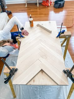 DIY Tutorial for how to build a herringbone desk. Diy Counter Tops Wood, How To Make A Herringbone Table Top, Build A Dining Table, Herringbone Desk Diy, Herringbone Table Diy, Diy Chevron Table Top, Diy Desk Countertop, Herringbone Coffee Table Diy, Herringbone Countertop Wood