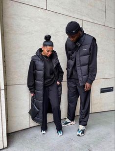 Couples Sweatpants Outfit, Couples Fashion Streetstyle, Partner Look Outfit Couple, Matching Outfits Streetwear, Color Coordinated Outfits For Couples, Couples Coordinating Outfits, Coordinating Couple Outfits