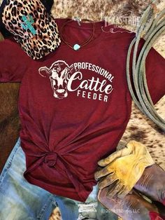 Professional Cattle Feeder T-Shirt. Love this - it so fits many of us farm wives! Country Girl Outfits, Cattle Feeder, Farm Girl Style, Mode Country, Classy Cowgirl, Cute Country Outfits, Country Girls Outfits