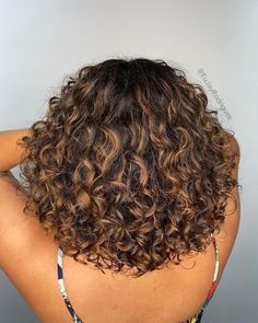 Curly Hair Color Ideas, Curly Hair Color, Before And After Makeup, Transformation Challenge, Dyed Curly Hair, Natural Curly Hair Cuts, Highlights Curly Hair, Layered Curly Hair