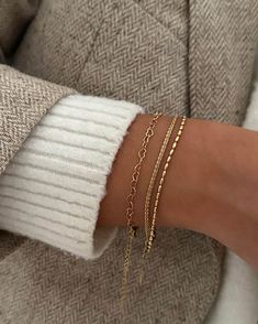 Chaîne fine détail maillon cœur Longueur: 16+4cm ajustable En acier inoxydable Poids: 1g VALÉRY existe en collier Charriol Bracelet, Xoxo Jewelry, Gold Bracelets Stacked, Gold Bracelet Simple, Pretty Jewelry Necklaces, Real Gold Jewelry, Gold Jewelry Sets, Jewelry Accessories Ideas, Hand Bracelet