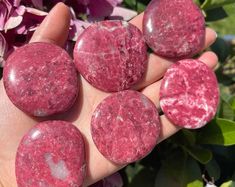 Rhodochrosite Crystal Meaning, Spiritual Pink Crystals Gemstone, Rhodonite Vs Rhodochrosite, Rhodochrosite Jewelry, Pink Rhodochrosite, Minerals And Gemstones, Heart Chakra