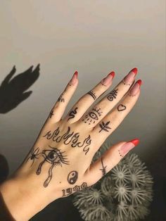 Tattoo Ideas Finger, Tato Joker, Finger Tattoo Ideas, Tattoos Finger, Simple Hand Tattoos, Small Finger Tattoos, Hand Tattoos For Girls