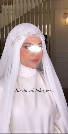 a woman wearing a veil and white dress with the words bir duck hinkyvesi on it