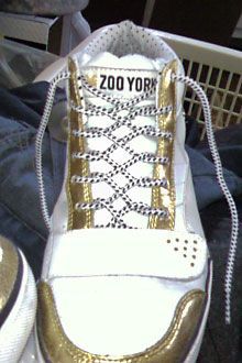 Shoe Lace Designs, Shoe Lace Hacks, Lace Your Shoes, Shoe Lacing, Lace Hoodie, Dining Etiquette, Creative Shoes, Zoo York