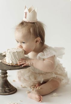 1 Year Smash Cake Photo Shoot, Birthday Ideas For One Year Old, 1 Year Cake Smash Photoshoot, First Year Old Photo Shoot, 1st Birthday Winter Photoshoot, At Home One Year Old Photoshoot, Vintage 1st Birthday Photoshoot, First Birthday Cake Photoshoot, Baby’s 1st Birthday Cake Ideas