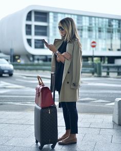 Pin for Later: 23 Perfect Travel Outfits From Real Girls on the Go For an instantly classic outfit, the trench coat is your best friend. Throw on a pair of flats and you'll be ready to go once your plane lands. Strand Outfit, Couple Girls, Travel Packing Outfits, Perfect Travel Outfit, Travel Outfit Plane, Look Office, Winter Travel Outfit, Packing Clothes, Hipster Grunge