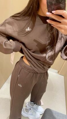 Alo Brown Set, Alo Tracksuit, Alo Set Outfit, Alo Clothing, Brown Sweatpants Outfit, Brown Sweatpants Outfits, Cute Outfits With Sweats, Brown Sweatsuit