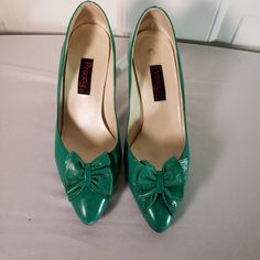 Vintage 1980s Proxy green high heels, high heel pumps with bow on front. Size 6 medium with 3" heels.  Very good condition Vintage Dress Shoes, Green High Heels, Vintage Kelly, Heels Vintage, Green Heels, Heels High, Womens Pumps, Heel Pumps, High Heel Pumps