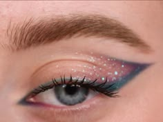 Cassie Eye Makeup Euphoria, Makeup Christmas Looks, Cassie Howard Makeup, Astrology Makeup, Unique Eye Makeup, Celestial Makeup, Make Up Yeux, Sun Makeup, Aesthetic Festival