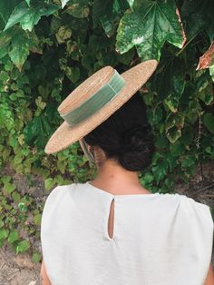 Straw Canotier hat inspired by the style of 1900 . This beautiful hat is ideal for any occasion. An elegant hat for weddings, social events, horse races and summer parties. *Design : This hat is made with high quality materials , using traditional millinery tecniques. all our hats are hand sewn and so each hat is unique. Made of natural hand-woven straw. All our pieces are made in a unique way as they are sewn by hand. The natural straw usually has a slight difference in color between them, as w Bergere Hat, Straw Hat Outfit, Canotier Hat, Straw Hats Outfit, Velvet Ribbon Wedding, Green Velvet Ribbon, Edwardian Hat, Elegant Hat, Straw Boater Hat