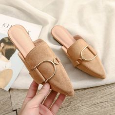 Spring designer woman mules platform slippers Spring Flats, Casual Slip On Shoes, Designer Slippers, Women's Mules, Platform Slippers, Street Look, Spring Women, Looks Chic, Spring Shoes