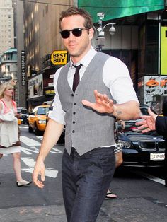 Ryan Reynolds Grey Vest Outfit, Sport Coat With Jeans, Sport Coat And Jeans, Vest Outfits Men, Men Vest, Trendy Spring Outfits, Vest And Tie, Grey Vest, Mode Casual