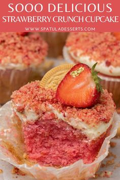 Delicious Strawberry crunch cupcakes Homemade Strawberry Crunch, Strawberry Shortcake Crunch, Simple Cream Cheese Frosting, 7up Cake Recipe, Strawberry Crunch Topping, Strawberry Shortcake Muffins, Strawberry Crumble Recipe, Strawberry Dump Cake