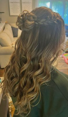 Prom Perfection: Elegant Hairstyles to Complete Your Look #promhairstyles Curled Prom Hair, Hairstyles For Thinning Hair, 2024 Hair Trends, Bridesmaid Hair Inspo, Medium Hair Braids, Easy Hairstyles For Thick Hair, Hairstyle Tutorials, Hoco Hairstyles