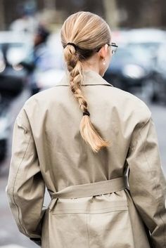 Ways To Wear Long Hair, Mackintosh Raincoat, Fashion Week Inspiration, Vinyl Raincoat, Outfits To Wear, Raincoats For Women, Head Hair, Drawing Clothes, Hair Long