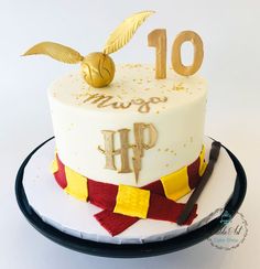 a harry potter themed birthday cake with the number 10 on top and hogwarts decorations