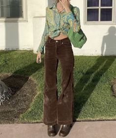 How To Style Pink Blouse, Green Courdory Pants Outfit, Basic 70s Outfits, Hippie Outfits, Swaggy Outfits, Mode Vintage, Looks Vintage