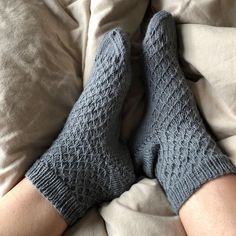 SIZEEU: 36-37 (38-39) 40-41 (42-43) / US: 6-6.5 (7.5-8.5) 9. Sock Yarn Knitting Patterns, Knitted Socks Free Pattern, Intermediate Knitting Patterns, Cable Knit Socks, Yarn Cake, Sock Knitting Patterns, Knitted Socks, Slippers Pattern, Free Socks