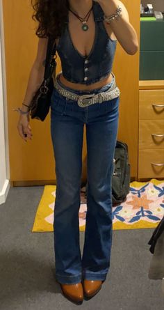 Cowboy Jeans Woman Outfit, Cowboy Boots Outfit 70s, Cowboy Boots With Flare Jeans, Cowgirl Cute Outfits, Cowboy Outfit Inspiration, Cowboy Vest Outfits For Women, Cowboy Looks For Women Outfits, Aesthetic Cowboy Boots Outfit, Flared Jeans And Boots