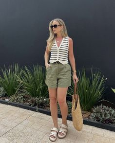 Dark Green Shorts Outfit, Green Linen Shorts Outfit, Trouser Shorts Outfit, Aesthetic Outfits Spring, Green Shorts Outfit, Modest Casual Outfits, Look Office, Spring Inspo, Simple Summer Outfits